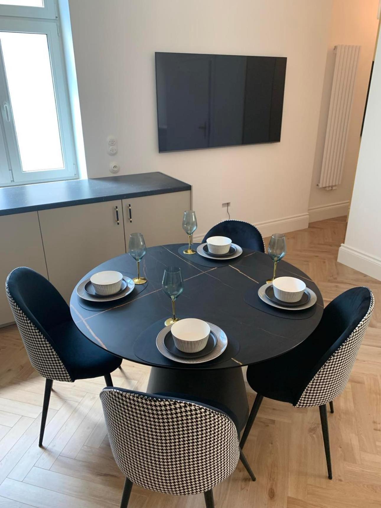 Apartament 1904 *