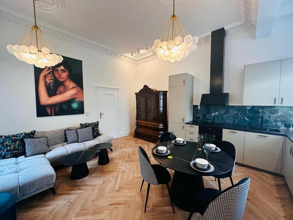 1904 Apartament