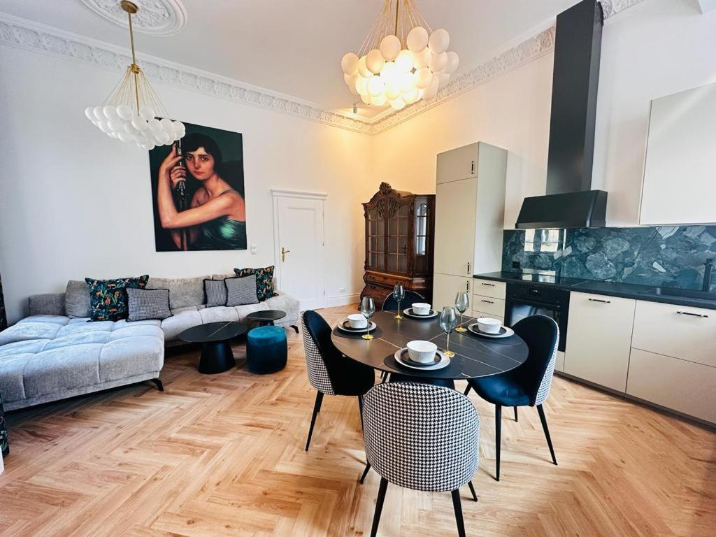 1904 Apartament *
